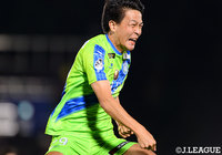 60分、湘南の杉岡 大暉が勝ち越しゴールを奪い喜びを爆発させる【明治安田J1第30節湘南vs札幌】