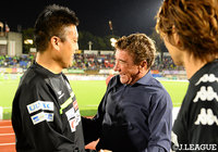 白熱の一戦はドローに終わり、試合後互いをたたえあう両チームの指揮官【明治安田J1第30節湘南vs札幌】