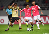 髙萩 洋次郎（FC東京）と清武 弘嗣（Ｃ大阪）が激しく競り合う【明治安田Ｊ１ 第30節 FC東京vsＣ大阪】