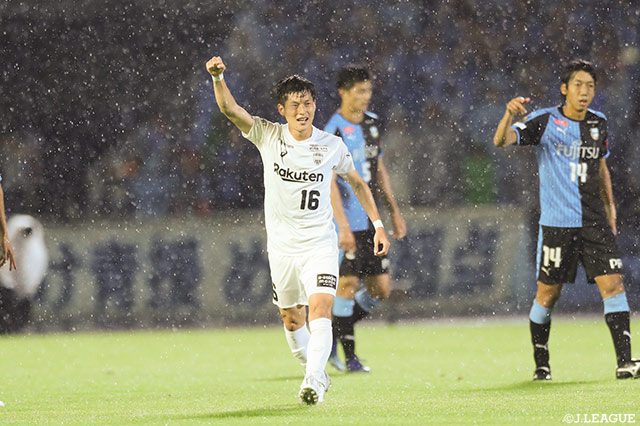 前半28分、PA手前から古橋 亨梧が右足を振り抜くとコースを突いたシュートはネットに突き刺さり、神戸が逆転！【明治安田Ｊ１ 第30節 川崎Ｆvs神戸】