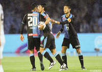 前半終了間際に家長 昭博（中央）のゴールで川崎Ｆが1点差に詰め寄る！【明治安田Ｊ１ 第30節 川崎Ｆvs神戸】