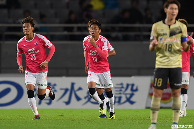 後半39分、清武 弘嗣（Ｃ大阪/#10）が見事な右足のボレーを沈めて待望の先制点を獲得！【明治安田Ｊ１ 第30節 FC東京vsＣ大阪】
