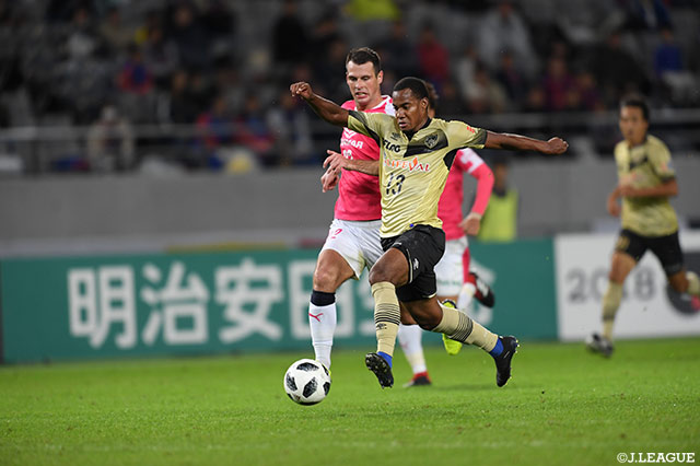 途中投入されたリンス（FC東京）が果敢にドリブル突破を計る【明治安田Ｊ１ 第30節 FC東京vsＣ大阪】
