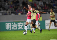 途中投入されたリンス（FC東京）が果敢にドリブル突破を計る【明治安田Ｊ１ 第30節 FC東京vsＣ大阪】