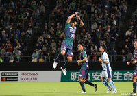 西山 雄介（鳥取/#33）がCKを上手く右足でボレーで合わせ、首位の琉球から先制点を奪った【明治安田Ｊ３ 第28節 鳥取vs琉球】