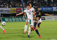 こぼれ球を見逃さなかった薗田 卓馬（鹿児島/#29）が左足を振り抜き、待望の先制点を獲得【明治安田Ｊ３ 第28節 鹿児島vs盛岡】