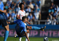 敵陣中央の左からのクロスをイバ(横浜FC)が胸で収めてボレーシュート!ネットを揺らすも、惜しくもオフサイドの判定を受けてしまう【明治安田J2 第38節 横浜FCvs大宮】