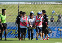 中村 敬斗(G大23)は得点を決めた直後に足をつったような様子を見せ、担架で運び出されそのまま交代となった【明治安田J3 第28節 沼津vsG大23】