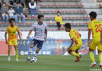 DFに囲まれながらもボールをキープし、出しどころを探る矢島 輝一（Ｆ東23）【明治安田Ｊ３ 第28節 北九州vsF東23】