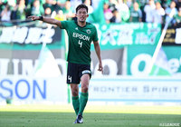 9月の月間MVPに選出された飯田 真輝(松本)。後方からリーダーシップと経験でチームを鼓舞し続けた【明治安田J2 第38節 松本vs岐阜】