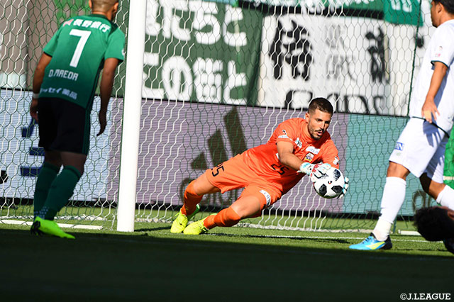 岐阜の守護神・ビクトル。無失点に抑え、価値ある引き分けに貢献した【明治安田Ｊ２ 第38節 松本vs岐阜】