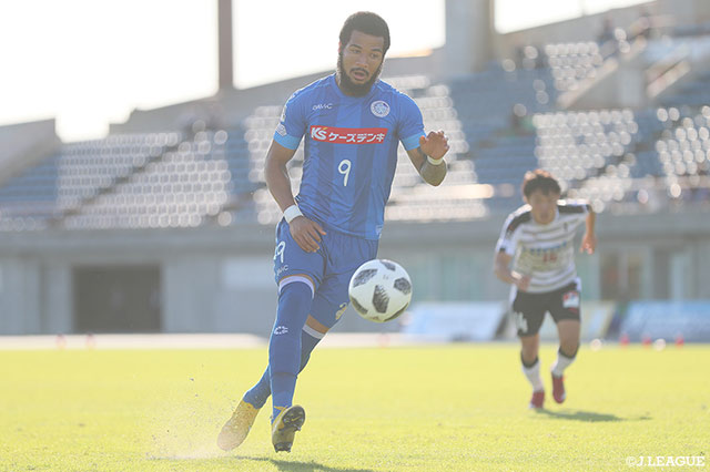 前半終了間際にジェフェルソン バイアーノがPKを確実に決めて、水戸がリードを奪って前半を折り返す【明治安田Ｊ２ 第38節 水戸vs熊本】