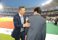 試合後、互いの健闘を称え合う長崎の高木 琢也監督（左）と磐田の名波 浩監督（右）【明治安田Ｊ１ 第30節 長崎vs磐田】