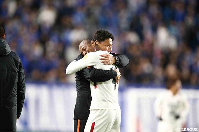 大岩 剛監督とレオ シルバの熱い抱擁！【ACL 準決勝　第2戦 水原三星vs鹿島】