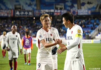 クラブ史上初の決勝進出を決め、攻守の要の鈴木 優磨(左)と昌子 源(右)ががっちりと握手!【ACL 準決勝 第2戦 水原三星vs鹿島】