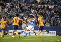 先制ゴールを奪った小川 航基（磐田）が囲まれながらも果敢にシュートを放つ！【天皇杯 準々決勝 磐田vs仙台】