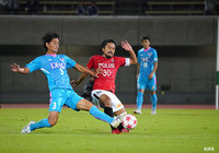 球際で高橋 祐治（鳥栖）と興梠 慎三（浦和）が激しくデュエル！【天皇杯 準々決勝 浦和vs鳥栖】