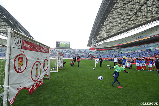 決勝に進出した湘南と横浜FMの両サポーターの小学生の子どもたちが「ルヴァンカップキッズバトル」で対決！【ルヴァンカップ 決勝 湘南vs横浜FM】