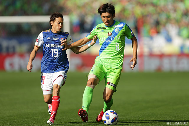 激しい競り合いをみせる大野 和成（湘南）と仲川 輝人（横浜FM）【ルヴァンカップ 決勝 湘南vs横浜FM】