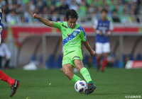 ペナルティエリア手前でボールを持った杉岡 大暉が迷わず左足一閃！強烈なシュートが決まり湘南が先制に成功！【ルヴァンカップ 決勝 湘南vs横浜FM】