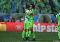 チームメイトと喜びを分かち合う杉岡 大暉（湘南）【ルヴァンカップ 決勝 湘南vs横浜FM】