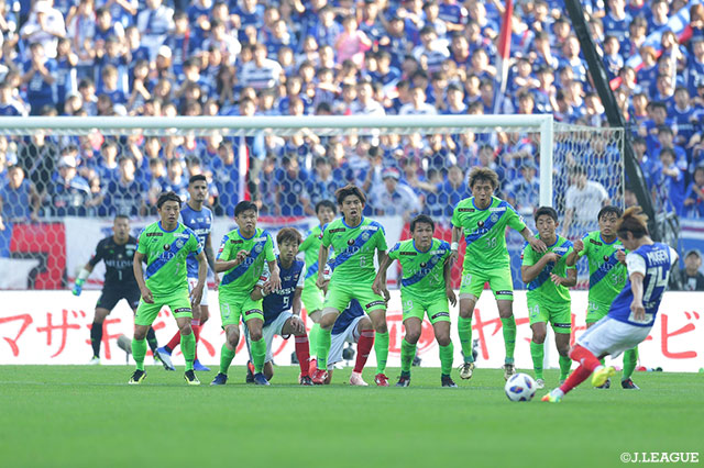 天野 純（横浜FM）が得意な位置からのFKを狙うもブロックに阻まれる【ルヴァンカップ 決勝 湘南vs横浜FM】