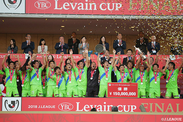 ルヴァンカップを掲げた湘南イレブン【ルヴァンカップ 決勝 湘南vs横浜FM】