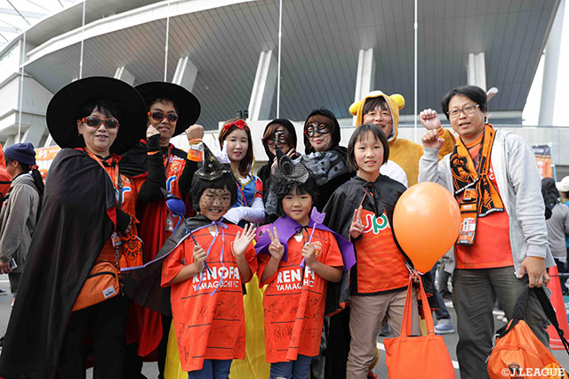 もうすぐハロウィン！みんなで仮装して応援するよ！【明治安田Ｊ２ 第39節 山口vs栃木】