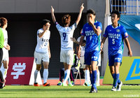 レアンドロ ドミンゲスのクロスに戸島 章がダイビングヘッドで合わせ、横浜FCが均衡を破る！【明治安田Ｊ２ 第39節 徳島vs横浜FC】