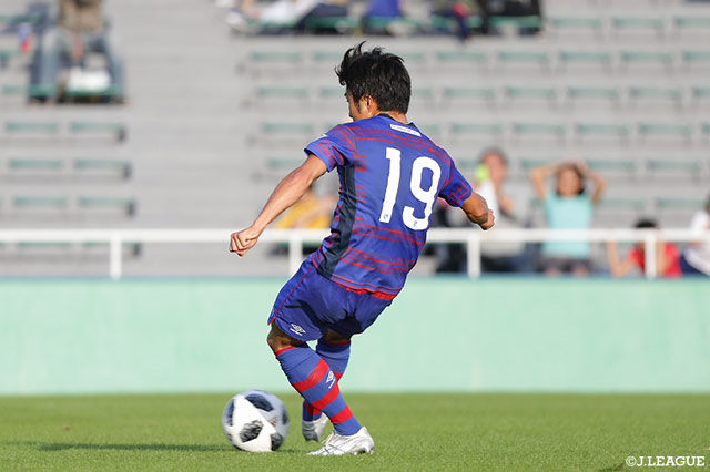 PKのチャンスに平岡 翼が落ち着いて沈め、ホームのF東23が幸先よく先制に成功【明治安田Ｊ３ 第29節 F東23vs藤枝】