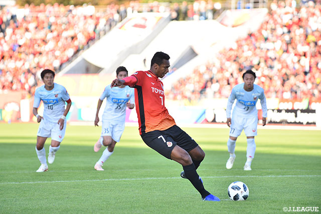 PKのチャンスにジョーのシュートはク ソンユンの手を弾きながらもゴールに吸い込まれる。名古屋が試合を振り出しに戻す【明治安田Ｊ１ 第18節 名古屋vs札幌】