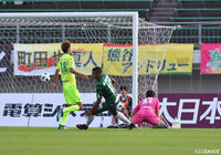 連動したパスワークからゴール前でフリーになったライアン デ フリースが冷静に沈め、岐阜が先制に成功!【明治安田J2 第39節 岐阜vs千葉】