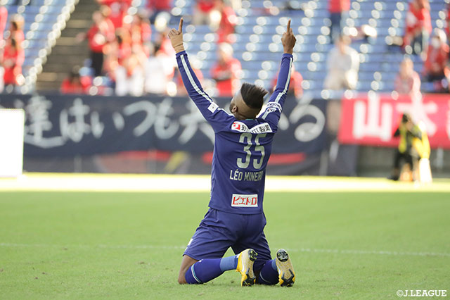 レオミネイロの狙いすましたゴールが決まり、福岡が同点に追いつく！【明治安田Ｊ２ 第39節 福岡vs金沢】