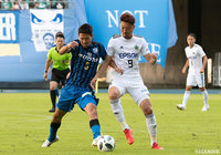 激しい競り合いをみせる鈴木 義宜(大分)と高崎 寛之(松本)【明治安田J2 第39節 大分vs松本】