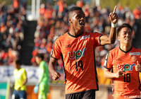 前半終了間際にオナイウ 阿道がPKを沈め、山口が先制に成功！【明治安田Ｊ２ 第39節 山口vs栃木】