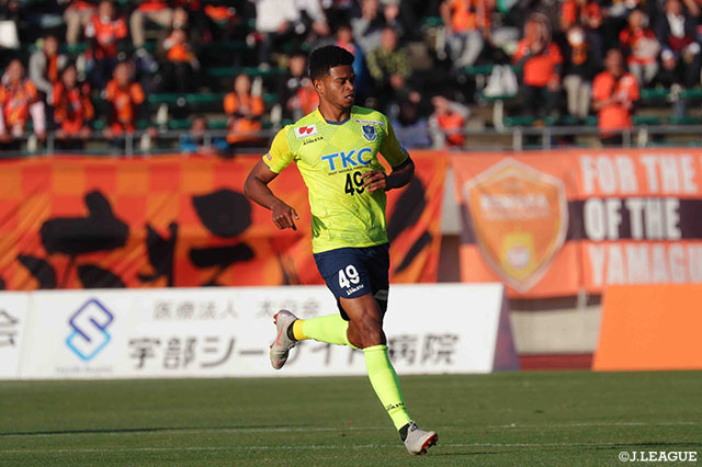 途中出場のアレックスがゴールを奪うも味方選手がオフサイド判定にあい同点とはならず【明治安田Ｊ２ 第39節 山口vs栃木】