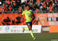 途中出場のアレックスがゴールを奪うも味方選手がオフサイド判定にあい同点とはならず【明治安田J2 第39節 山口vs栃木】
