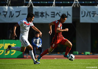 鋭いドリブルで突破を図る安 柄俊(熊本)【明治安田J2 第39節 熊本vs岡山】