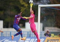 ジエゴ(甲府)がヘディングシュートを放つも清水 健太(讃岐)のファインセーブにあいゴールならず【明治安田J2 第39節 甲府vs讃岐】