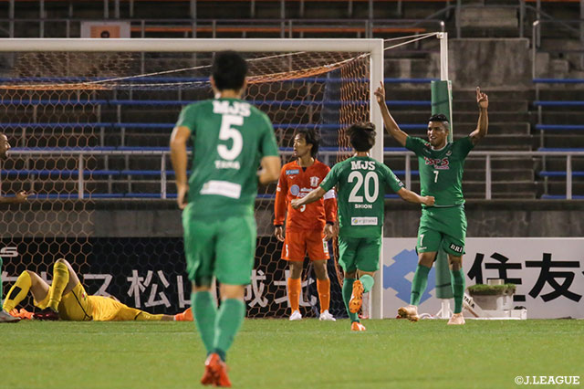 前半終了間際、東京Ｖは素早いカウンターから最後はアラン ピニェイロ（#7）が押し込み、逆転に成功した【明治安田Ｊ２ 第39節 愛媛vs東京Ｖ】