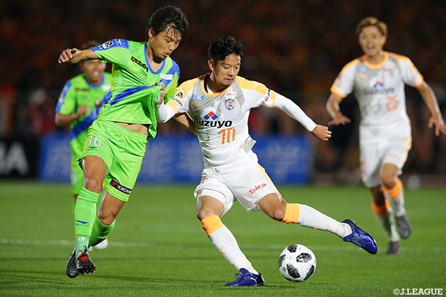 ボールをキープする白崎 凌兵（清水）に岡本 拓也（湘南）が激しく寄せる【明治安田Ｊ１ 第31節 湘南vs清水】