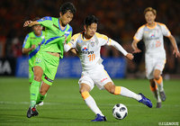 ボールをキープする白崎 凌兵(清水)に岡本 拓也(湘南)が激しく寄せる【明治安田J1 第31節 湘南vs清水】