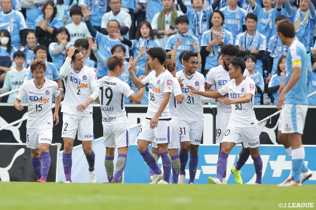 野上 結貴が落としたボールにティーラシンがダイビングヘッドで合わせ、広島が先制点を奪う【明治安田Ｊ１ 第31節 磐田vs広島】