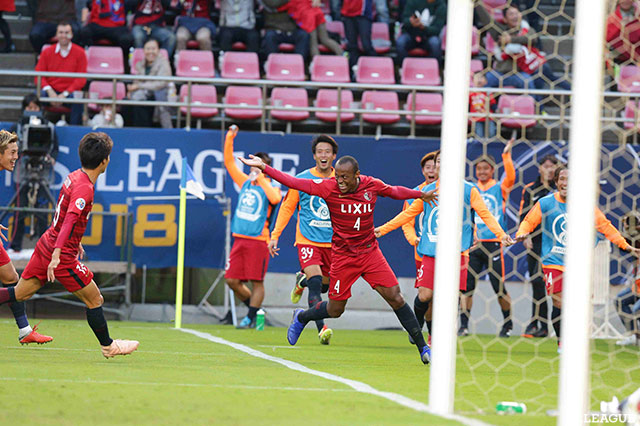 0-0で迎えた58分、レオ シルバ（#4）がPA手前の中央から左足を振り抜くとこれがゴール左に決まってホームの鹿島が先制！【ACL 決勝　第1戦 鹿島vsペルセポリス】