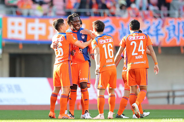 前半終了間際に同点となるゴール奪ったカウエ（新潟/#32）の元にチームメートが駆け寄る！【明治安田Ｊ２ 第40節 新潟vs熊本】