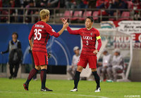 CBでコンビを組んだキャプテンの昌子 源（#3）とチョン スンヒョン（#35）がハイタッチ！【ACL 決勝　第1戦 鹿島vsペルセポリス】