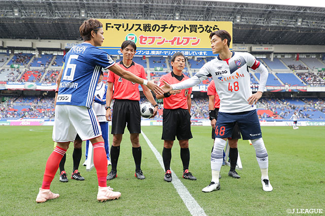 握手を交わす扇原 貴宏（横浜FM）とチャン ヒョンス（FC東京）【明治安田Ｊ１ 第31節 横浜FMvsFC東京】