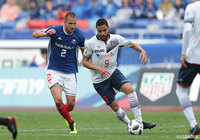 激しいマッチアップをみせるドゥシャン（横浜FM）とディエゴ オリヴェイラ（FC東京）【明治安田Ｊ１ 第31節 横浜FMvsFC東京】