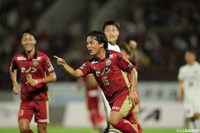 前半16分、右サイドからのクロスに和田 凌（琉球）が飛び込むと、相手DFともつれながらもこれを押し込み、追加点を挙げる！【明治安田Ｊ３ 第30節 琉球vs群馬】