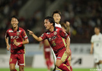 前半16分、右サイドからのクロスに和田 凌（琉球）が飛び込むと、相手DFともつれながらもこれを押し込み、追加点を挙げる！【明治安田Ｊ３ 第30節 琉球vs群馬】